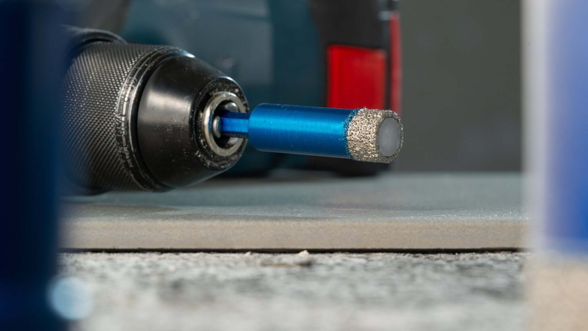 Detailaufnahme eines Bohrers für Fliesen mit diamantierter Spitze, ideal für präzises Bohren in Fliesen und Feinsteinzeug.