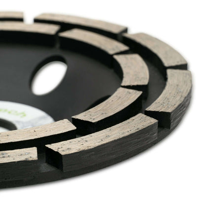 Detailansicht eines 115 mm Schleiftopfs mit 2-reihigen Segmenten für Beton und Steinbearbeitung.