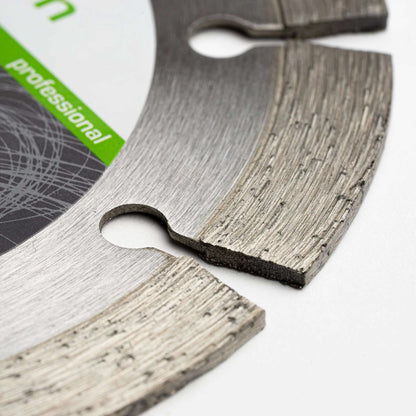Detail einer 115 mm Diamanttrennscheibe für den professionellen Einsatz, geeignet für verschiedene Materialien wie Beton und Stein.