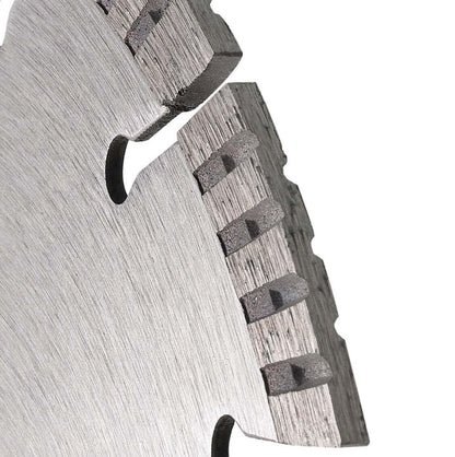 Detailansicht einer Diamant Trennscheibe 350 mm mit hochwertigen Turbosegmenten zum Trennen von Beton und Granit.