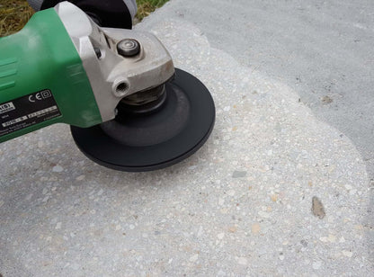 Diamant Schleiftopf 125 mm in Aktion auf Betonoberfläche, ideal für Fliesenkleber und Estrich.