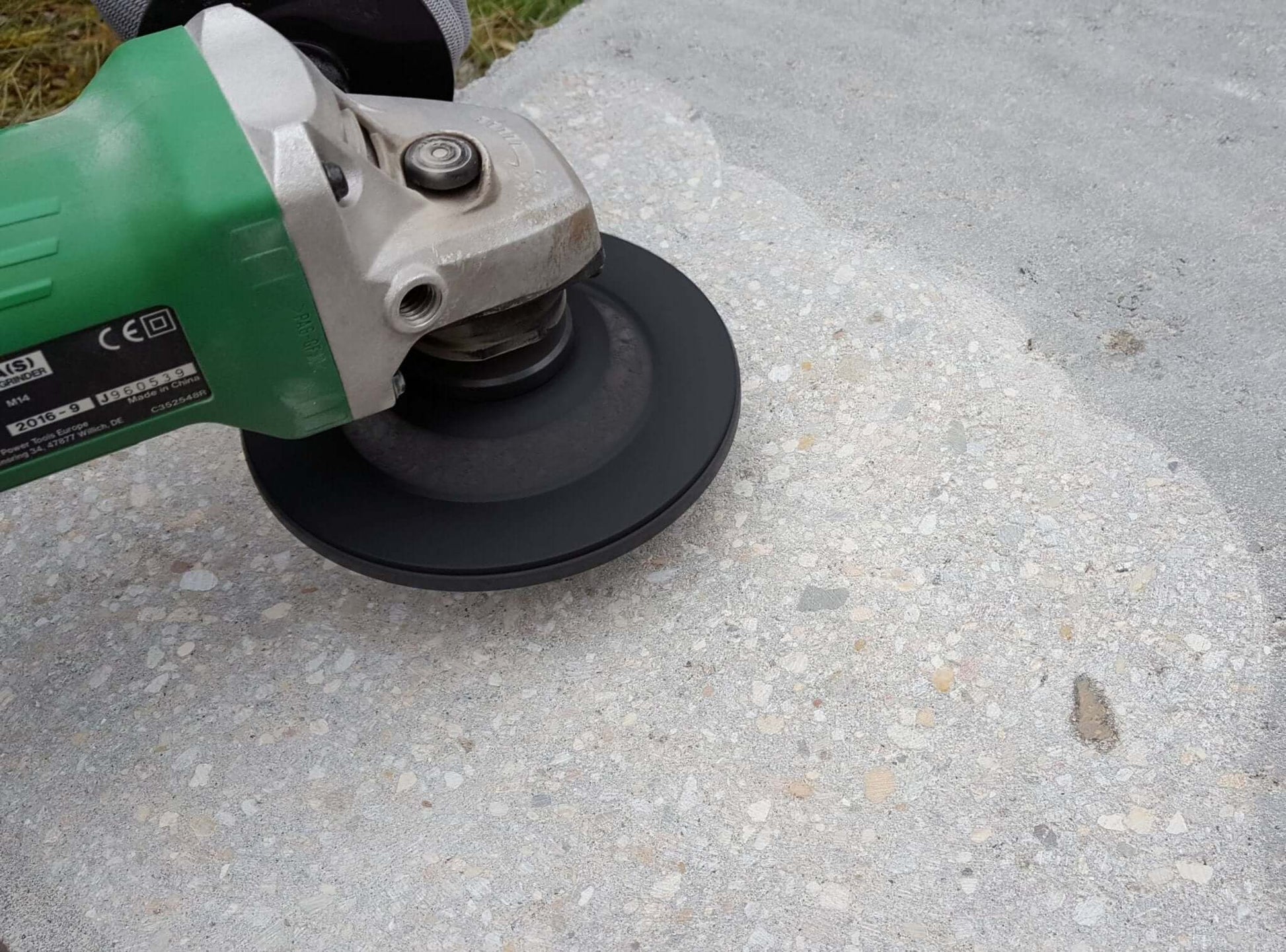 Diamant Schleifscheibe 125 mm in Verwendung auf Betonoberfläche, ideale Lösung zum Schleifen und Entfernen von Fliesenkleber.